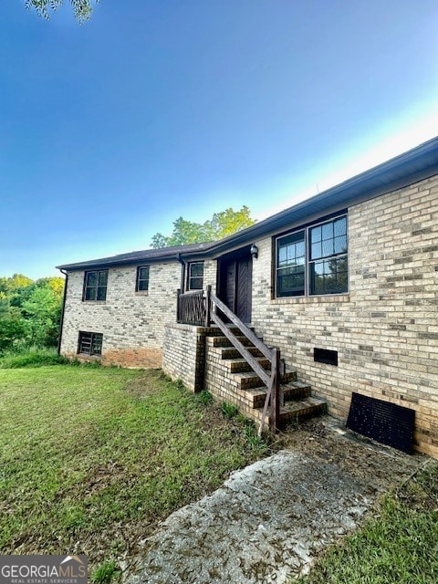 view of front of property featuring a front yard