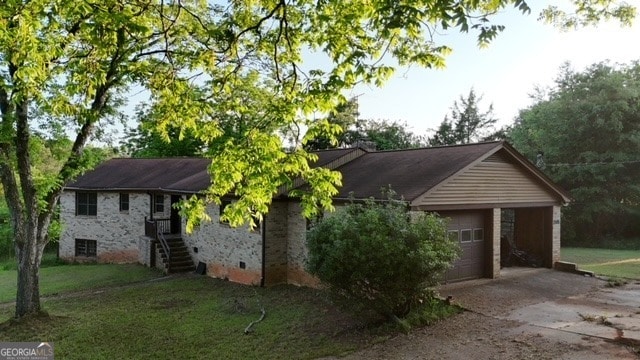 view of front of house featuring a front lawn