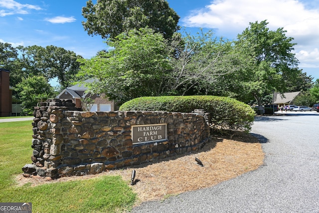 view of community / neighborhood sign