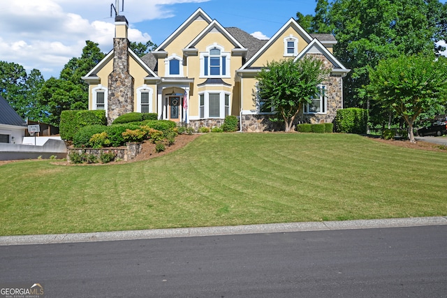 craftsman house featuring a front lawn