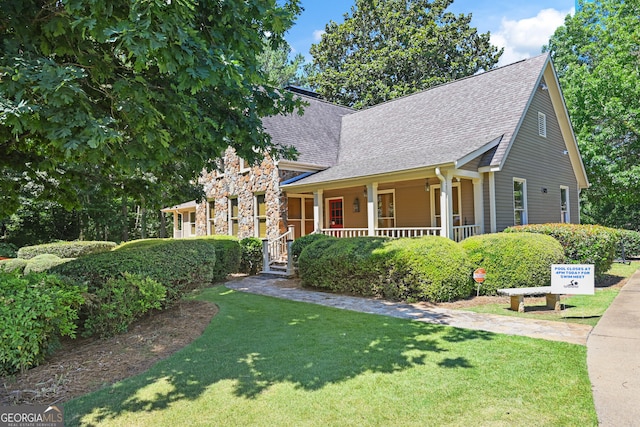 view of front facade featuring a front yard and covered porch