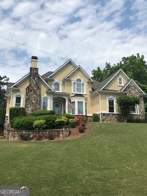 craftsman house featuring a front lawn