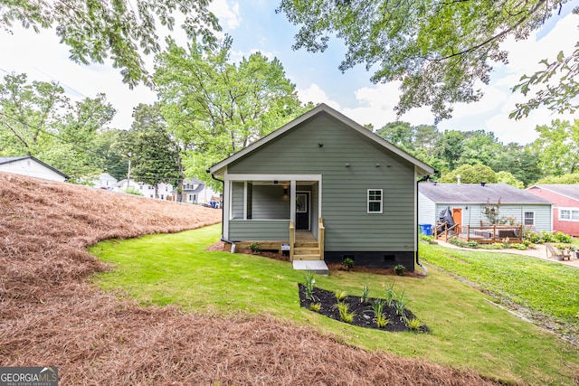 view of front of house with a front lawn