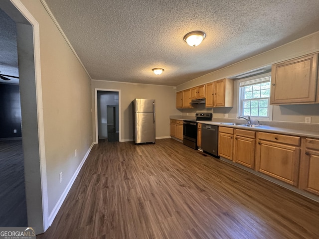 kitchen with electric stove, sink, dark wood-type flooring, stainless steel fridge, and dishwasher