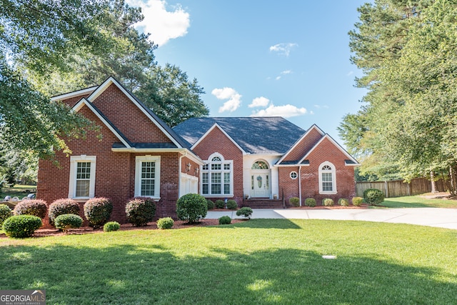 view of front of home featuring a front lawn