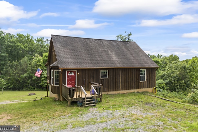 back of house featuring a lawn