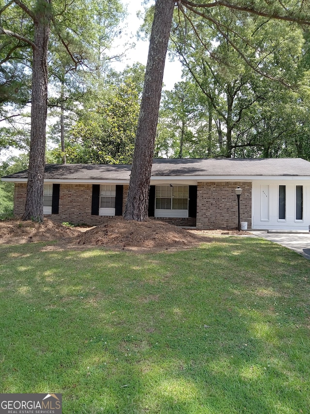 ranch-style home with a front yard