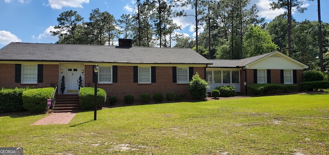 single story home featuring a front lawn