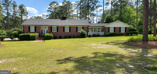 ranch-style home featuring a front lawn