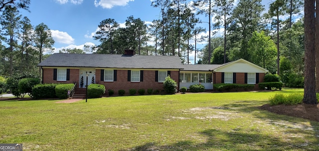 ranch-style home featuring a front lawn