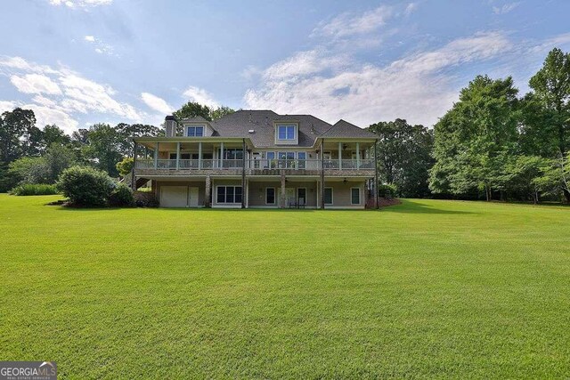 view of front of home featuring a front yard