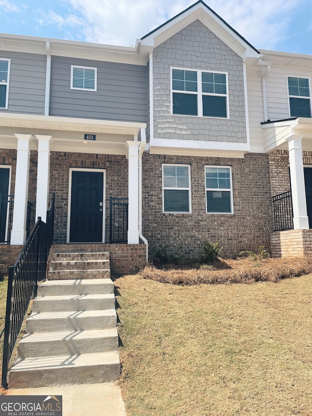 view of front of property featuring a front yard and a porch