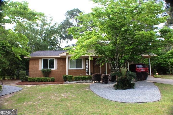 ranch-style house featuring a front lawn