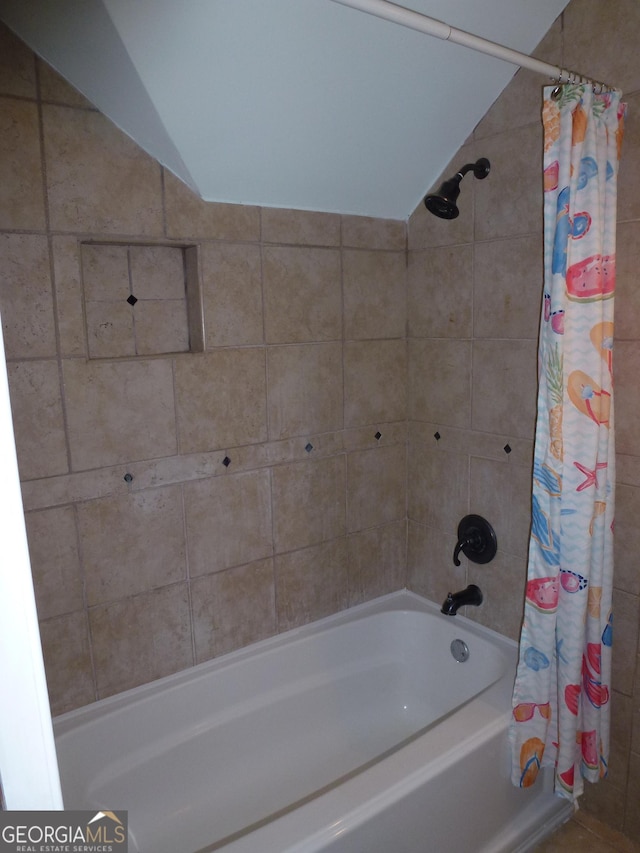 bathroom featuring shower / tub combo