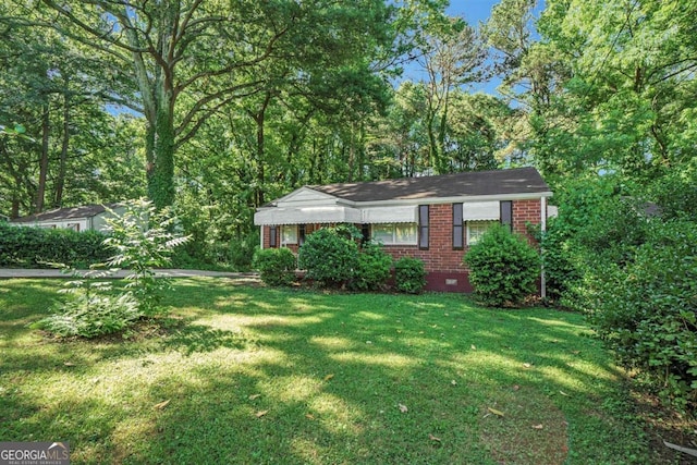 view of front facade featuring a front lawn