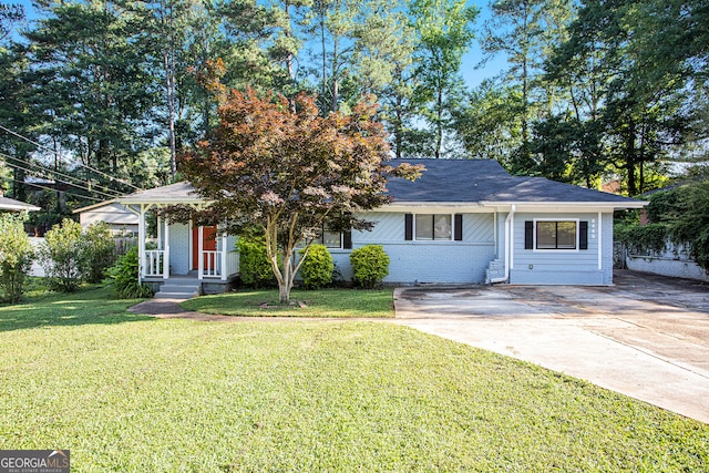 view of front of home with a front lawn