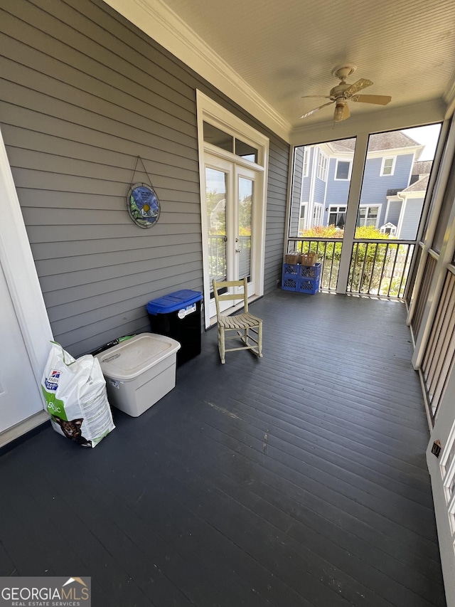 sunroom with ceiling fan