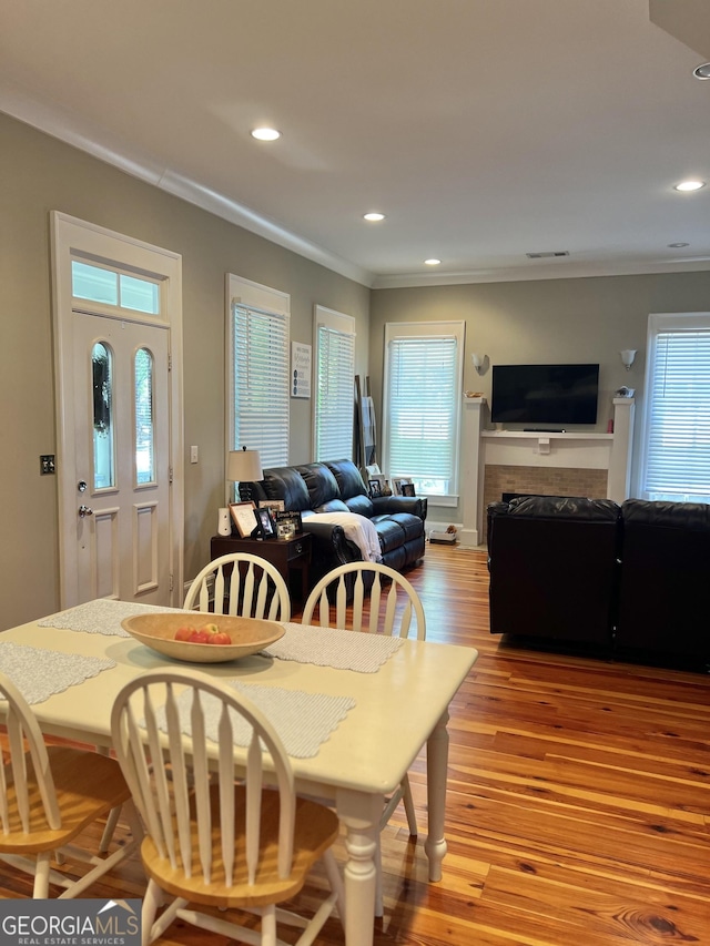 dining area featuring light hardwood / wood-style floors and crown molding