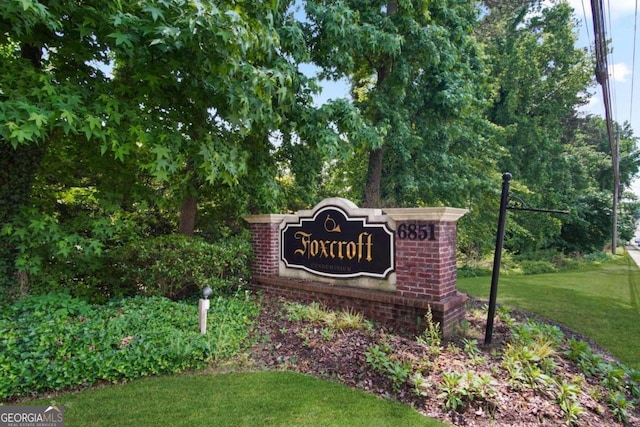 community / neighborhood sign with a lawn