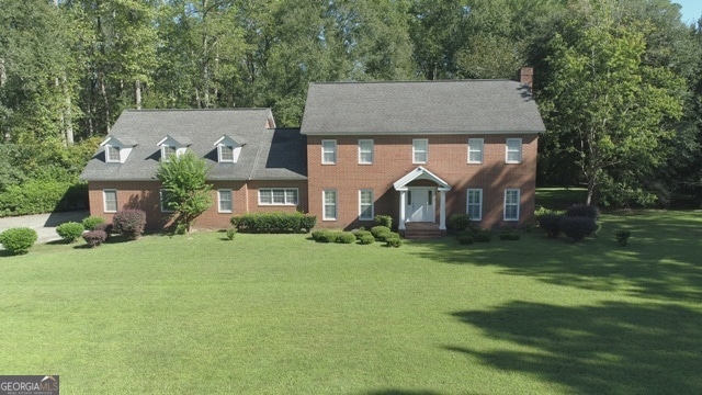 colonial house featuring a front yard