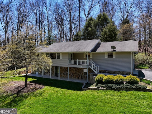 view of front facade with a front lawn