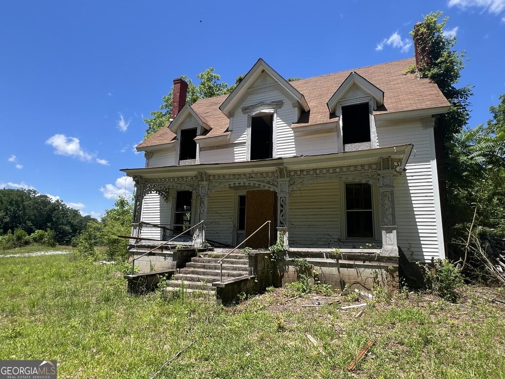 view of front of home with a front lawn and a porch