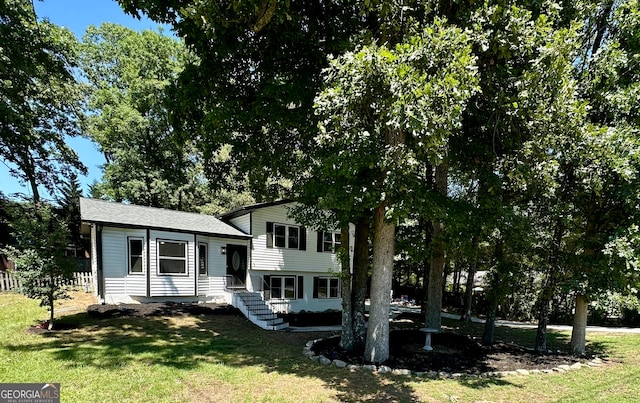 view of front of property featuring a front lawn