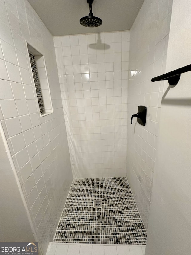 bathroom featuring tiled shower