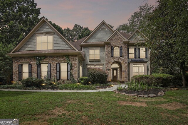 view of front of house featuring a lawn