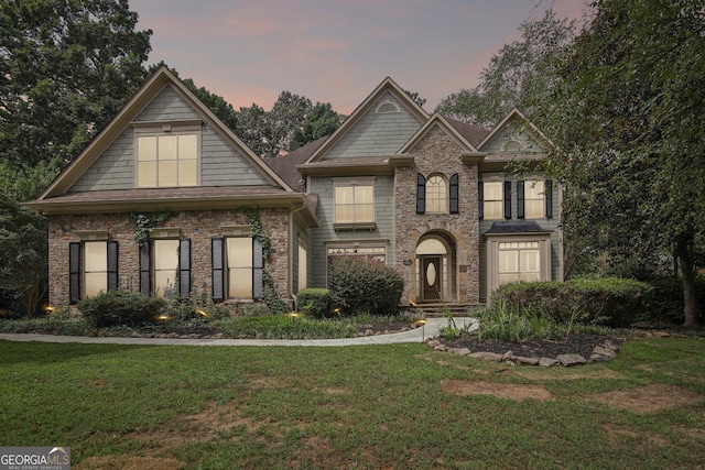 view of front of property featuring a front lawn