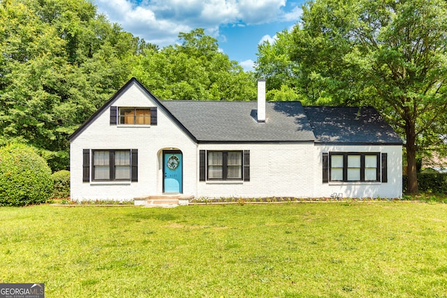 view of front of property with a front lawn