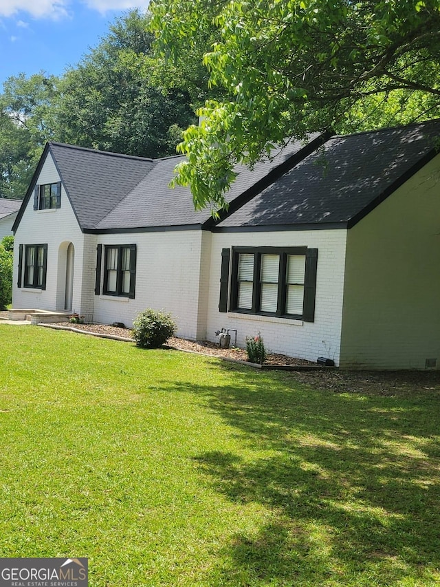 view of front of house featuring a front yard