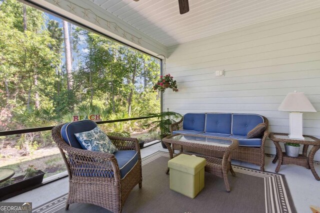 sunroom with ceiling fan