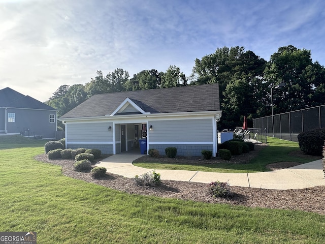 view of front facade with a front lawn