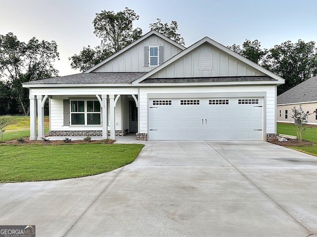 view of front of property with a front lawn and covered porch