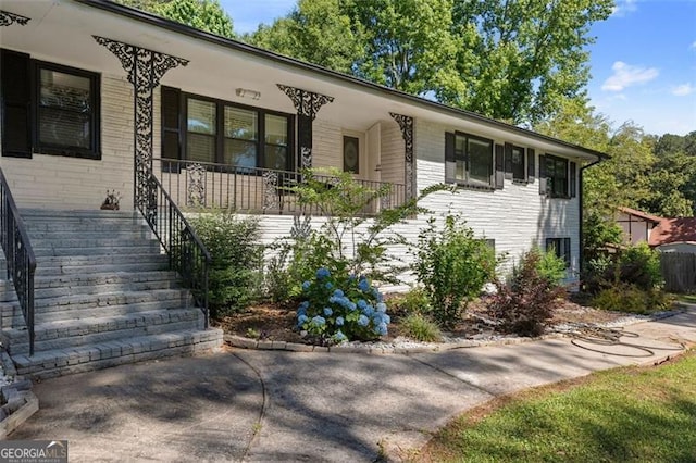 ranch-style home featuring covered porch