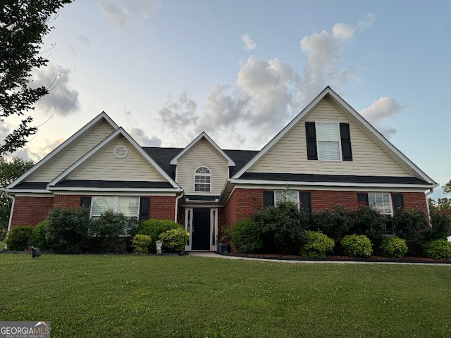 view of front of property featuring a front lawn