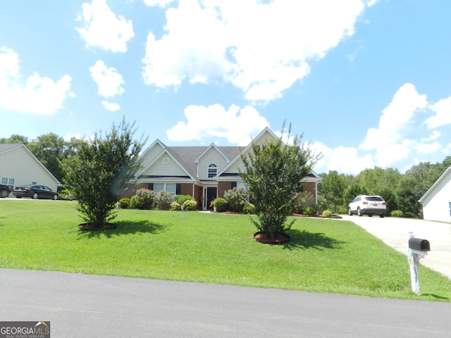 view of front of property featuring a front lawn