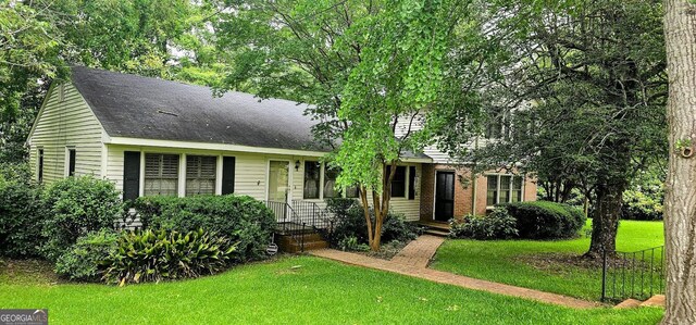 view of front of property featuring a front lawn