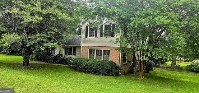 front of property featuring a front lawn