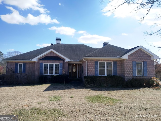 ranch-style house featuring a front yard