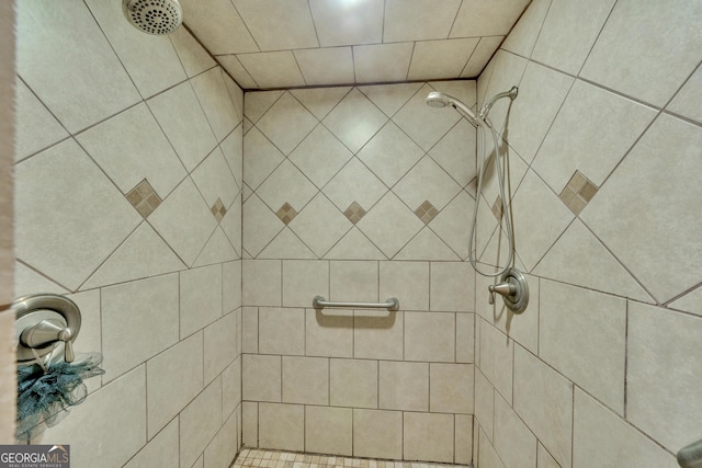 bathroom featuring tiled shower