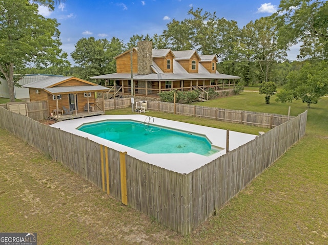 view of swimming pool featuring a lawn