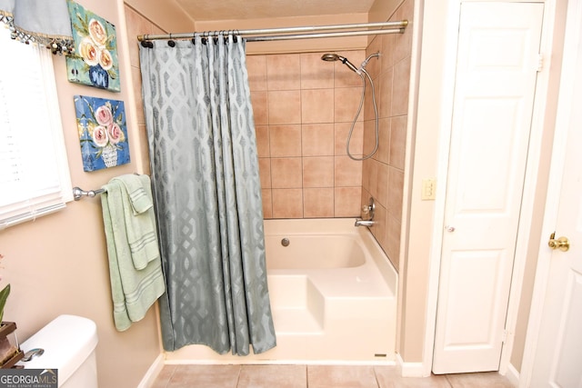 full bathroom featuring baseboards, shower / tub combo with curtain, toilet, and tile patterned flooring