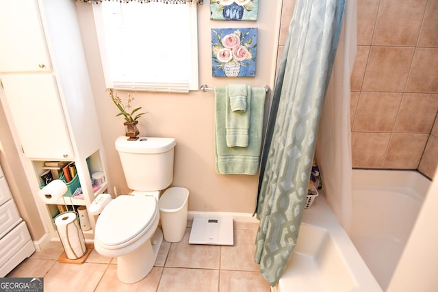 full bath with tile patterned floors, shower / bath combo with shower curtain, toilet, and baseboards