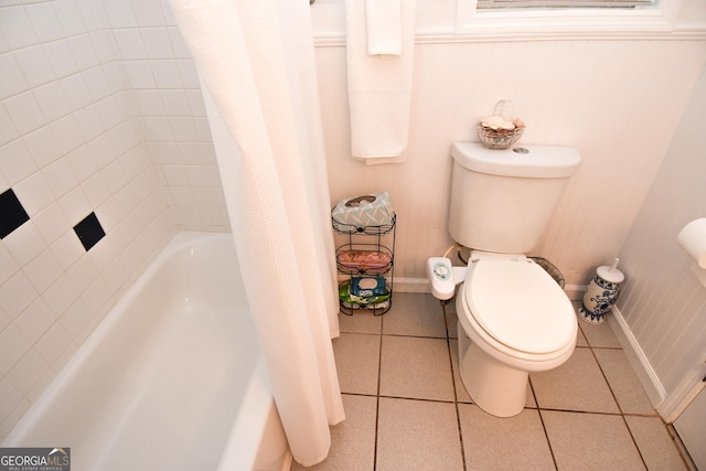 full bathroom featuring tile patterned floors, shower / bath combination with curtain, toilet, and baseboards