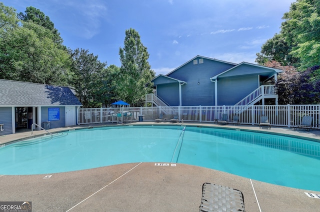 view of swimming pool