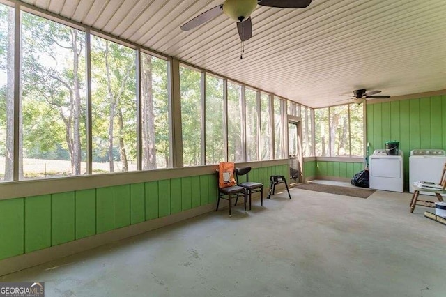 sunroom featuring ceiling fan and washing machine and dryer