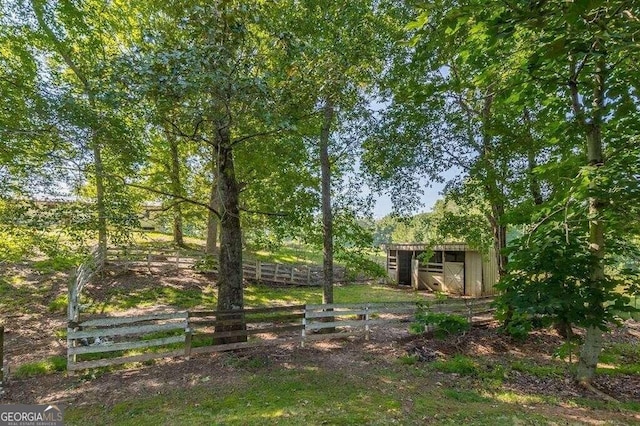 view of yard with an outbuilding