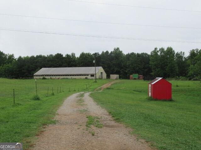 view of yard featuring a rural view